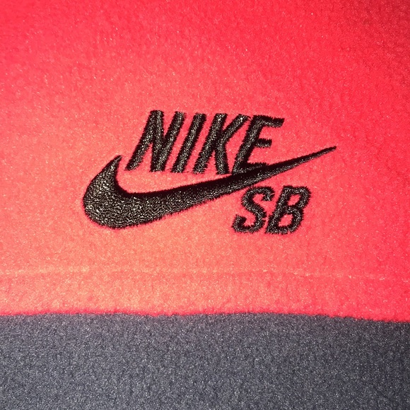 Boy’s Reversible Nike Vest - Picture 3 of 11